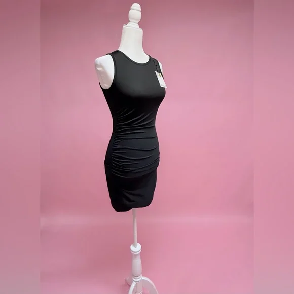 Elegant Black Sleeveless Dress - Picture 3 of 8